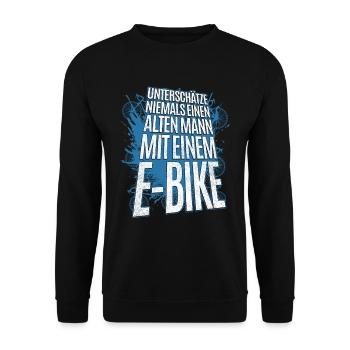 Unterschätze nie einen älteren Mann mit E-Bike - Unisex Pullover - Schwarz - Vorne - Alina (178cm) & Michal (187cm)