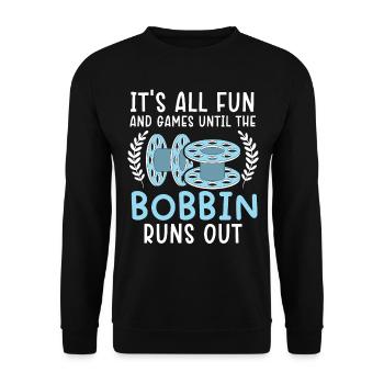 Es ist alles Spaß und Spiel, bis die Spule ausgeht - Unisex Pullover - Schwarz - Vorne - Alina (178cm) & Michal (187cm)