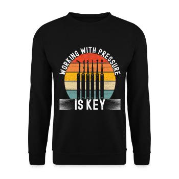 Schlüsseldienst Locksmith Dietrich - Unisex Pullover - Schwarz - Vorne - Alina (178cm) & Michal (187cm)