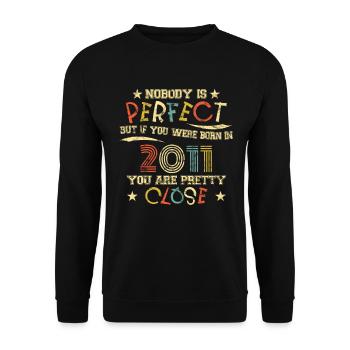 2011 Geburtstag Vintage Nobody is perfect - Unisex Pullover - Schwarz - Vorne - Alina (178cm) & Michal (187cm)