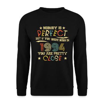 1994 Geburtstag Vintage Nobody is perfect - Unisex Pullover - Schwarz - Vorne - Alina (178cm) & Michal (187cm)
