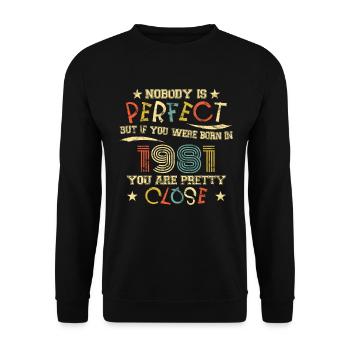 1981 Geburtstag Vintage Nobody is perfect - Unisex Pullover - Schwarz - Vorne - Alina (178cm) & Michal (187cm)