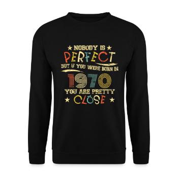1970 Geburtstag Vintage Nobody is perfect - Unisex Pullover - Schwarz - Vorne - Alina (178cm) & Michal (187cm)