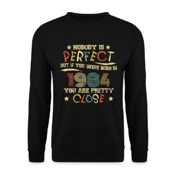 1984 Geburtstag Vintage Nobody is perfect - Unisex Pullover - Schwarz - Vorne - Alina (178cm) & Michal (187cm)