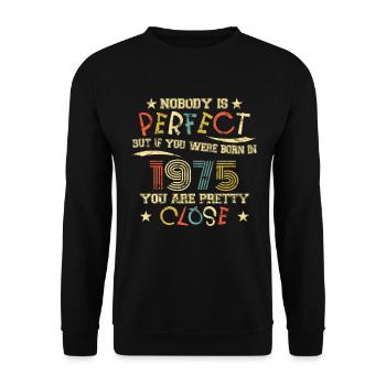 1975 Geburtstag Vintage Nobody is perfect - Unisex Pullover - Schwarz - Vorne - Alina (178cm) & Michal (187cm)