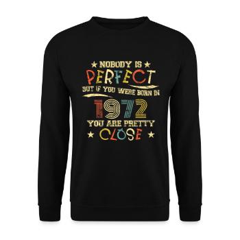 1972 Geburtstag Vintage Nobody is perfect - Unisex Pullover - Schwarz - Vorne - Alina (178cm) & Michal (187cm)