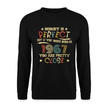 1967 Geburtstag Vintage Nobody is perfect - Unisex Pullover - Schwarz - Vorne - Alina (178cm) & Michal (187cm)