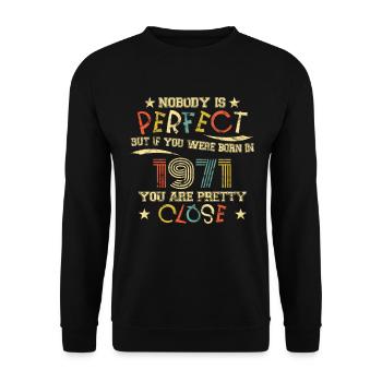 1971 Geburtstag Vintage Nobody is perfect - Unisex Pullover - Schwarz - Vorne - Alina (178cm) & Michal (187cm)
