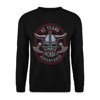 62 ans d’aventures nordiques - 62e anniversaire - Sweat-shirt Unisexe - noir - Devant - Alina (178cm) & Michal (187cm)
