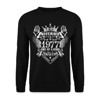 November 1977 birthday November 1977 November - Unisex Sweatshirt - black - Front - Alina (178cm) & Michal (187cm)