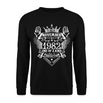 November 1982 Geburtstag November 1982 November - Unisex Pullover - Schwarz - Vorne - Alina (178cm) & Michal (187cm)