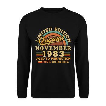 Jahrgang 1983 November Retro Geburtstagsgeschenk - Unisex Pullover - Schwarz - Vorne - Alina (178cm) & Michal (187cm)