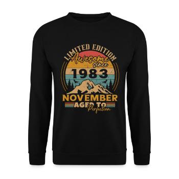 Jahrgang 1983 November Retro Geburtstagsgeschenk - Unisex Pullover - Schwarz - Vorne - Alina (178cm) & Michal (187cm)