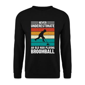 Broomball - Never Underestimate An Old Man Playing - Unisex Pullover - Schwarz - Vorne - Alina (178cm) & Michal (187cm)