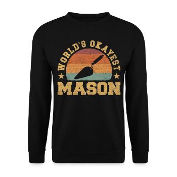 Retro World's Okayest Mason - Unisex Pullover - Schwarz - Vorne - Alina (178cm) & Michal (187cm)