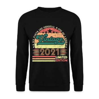 Retro-Geburtstagsgeschenk 2021. Jahrgang 2021. - Unisex Pullover - Schwarz - Vorne - Alina (178cm) & Michal (187cm)