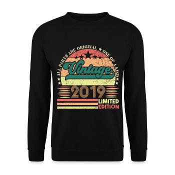 Retro Geburtstagsgeschenk 2019. Jahrgang 2019. - Unisex Pullover - Schwarz - Vorne - Alina (178cm) & Michal (187cm)