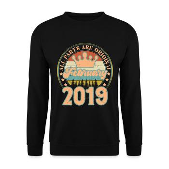 Februar 2019. Geburtstagsgeschenk Februar 2019. - Unisex Pullover - Schwarz - Vorne - Alina (178cm) & Michal (187cm)