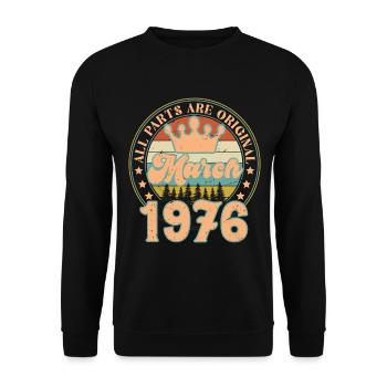 Mars 1976. Cadeau d’anniversaire mars 1976. March. - Sweat-shirt Unisexe - noir - Devant - Alina (178cm) & Michal (187cm)