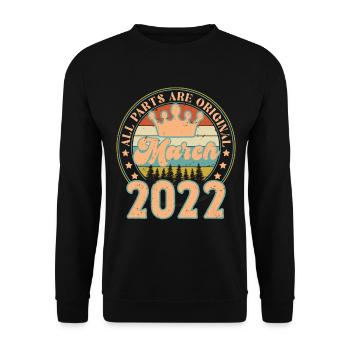 März 2022. Geburtstagsgeschenk März 2022. März. - Unisex Pullover - Schwarz - Vorne - Alina (178cm) & Michal (187cm)