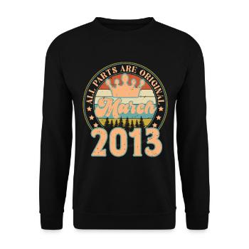 März 2013. März 2013 Geburtstagsgeschenk. März. - Unisex Pullover - Schwarz - Vorne - Alina (178cm) & Michal (187cm)
