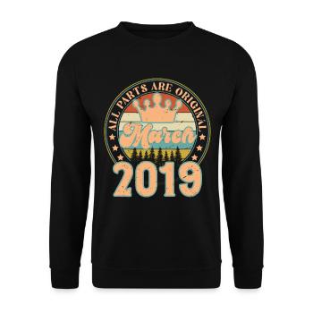 März 2019. März 2019 Geburtstagsgeschenk. März. - Unisex Pullover - Schwarz - Vorne - Alina (178cm) & Michal (187cm)