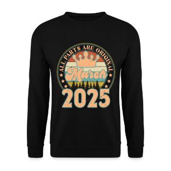 März 2025. Geburtstagsgeschenk März 2025. März. - Unisex Pullover - Schwarz - Vorne - Alina (178cm) & Michal (187cm)