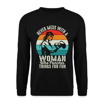 Lege dich niemals mit einer Frau an, die zum Spaß auf Dinge einschlägt - Unisex Pullover - Schwarz - Vorne - Alina (178cm) & Michal (187cm)