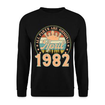 April 1982. April 1982 Birthday Gift April - Unisex Sweatshirt - black - Front - Alina (178cm) & Michal (187cm)