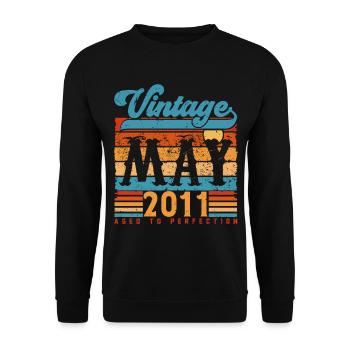 Mai 2011, Mai 2011 Vintage-Jubiläumsgeschenk. - Unisex Pullover - Schwarz - Vorne - Alina (178cm) & Michal (187cm)