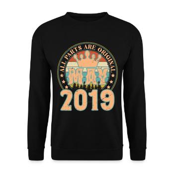 Mai 2019. Mai 2019 Geburtstagsgeschenk. Mai 2019 - Unisex Pullover - Schwarz - Vorne - Alina (178cm) & Michal (187cm)