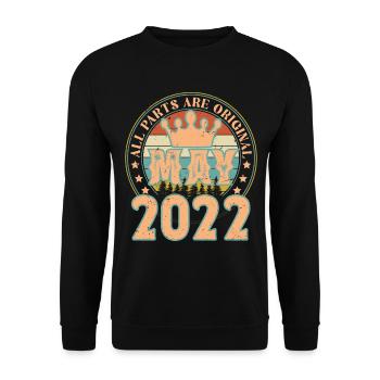 Mai 2022. Geburtstagsgeschenk im Mai 2022. Mai 2022 - Unisex Pullover - Schwarz - Vorne - Alina (178cm) & Michal (187cm)