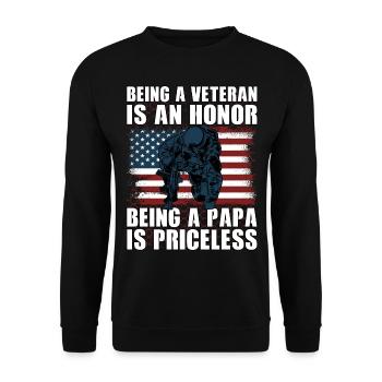 Ein Veteran zu sein ist eine Ehre, ein Papa zu sein, ist ein Preis - Unisex Pullover - Schwarz - Vorne - Alina (178cm) & Michal (187cm)