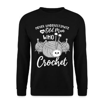 Crocheting - Never underestimate an old man who cr - Unisex Pullover - Schwarz - Vorne - Alina (178cm) & Michal (187cm)