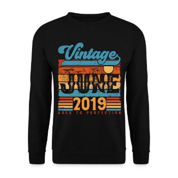 Juni 2019, Vintage-Geburtstagsgeschenk Juni 2019. - Unisex Pullover - Schwarz - Vorne - Alina (178cm) & Michal (187cm)