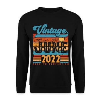 Juni 2022, Vintage-Jubiläumsgeschenk Juni 2022. - Unisex Pullover - Schwarz - Vorne - Alina (178cm) & Michal (187cm)