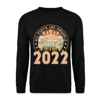 Juni 2022. Geburtstagsgeschenk Juni 2022. Juni - Unisex Pullover - Schwarz - Vorne - Alina (178cm) & Michal (187cm)