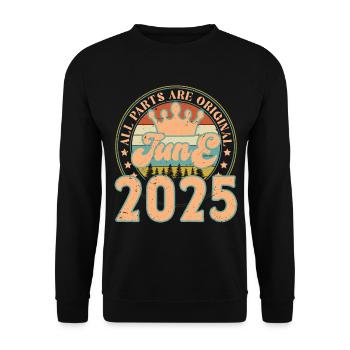 Juni 2025. Geburtstagsgeschenk Juni 2025. Juni - Unisex Pullover - Schwarz - Vorne - Alina (178cm) & Michal (187cm)
