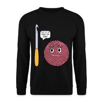 Crochet - Just let me finish this row - Funny Croc - Unisex Pullover - Schwarz - Vorne - Alina (178cm) & Michal (187cm)