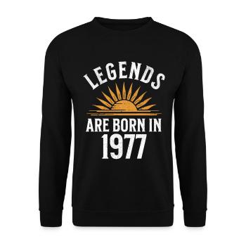 Legenden sind in 1977 geboren – Geschenkidee - Unisex Pullover - Schwarz - Vorne - Alina (178cm) & Michal (187cm)