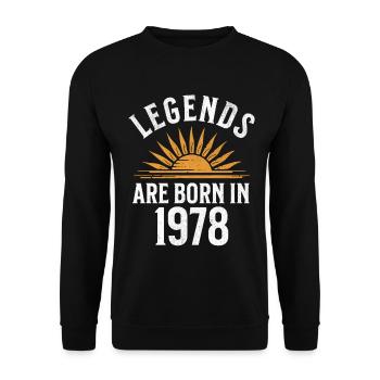 Legenden sind in 1978 geboren – Geschenkidee - Unisex Pullover - Schwarz - Vorne - Alina (178cm) & Michal (187cm)