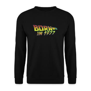 1977 Geburtstag Born in Back to Future - Unisex Pullover - Schwarz - Vorne - Alina (178cm) & Michal (187cm)