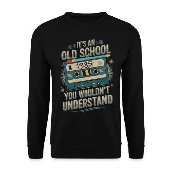 Retro Kassette 1985 Musikdesign für Oldschool Fans - Unisex Pullover - Schwarz - Vorne - Alina (178cm) & Michal (187cm)