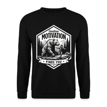 Motivation findet dich – Bär Outdoor Abenteuer - Unisex Pullover - Schwarz - Vorne - Alina (178cm) & Michal (187cm)