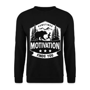 Motivation findet dich – Bär Outdoor Abenteuer - Unisex Pullover - Schwarz - Vorne - Alina (178cm) & Michal (187cm)