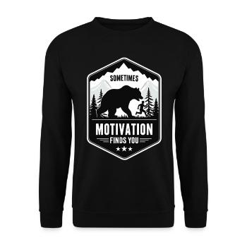 Motivation findet dich – Bär Outdoor Abenteuer - Unisex Pullover - Schwarz - Vorne - Alina (178cm) & Michal (187cm)