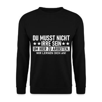 Du musst nicht irre sein um hier zu arbeiten - Unisex Pullover - Schwarz - Vorne - Alina (178cm) & Michal (187cm)