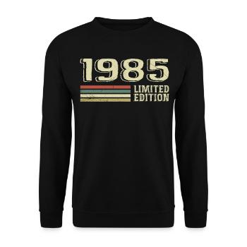 Born in 1985 Birthday 1985 Vintage 1985 - Unisex Sweatshirt - black - Front - Alina (178cm) & Michal (187cm)
