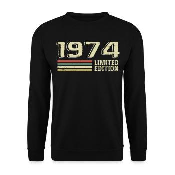 Jahrgang 1974 Geburtstag 1974 Jahrgang 1974 - Unisex Pullover - Schwarz - Vorne - Alina (178cm) & Michal (187cm)