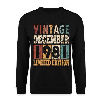 1981 geboren Im Dezember Retro Geschenkidee - Unisex Pullover - Schwarz - Vorne - Alina (178cm) & Michal (187cm)
